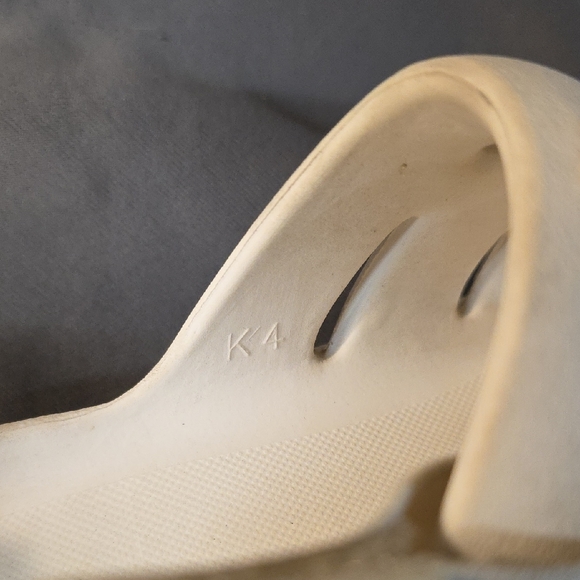 UGG White Kids Sandals - Picture 7 of 7